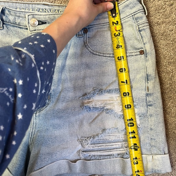 American Eagle Women's Size 14Distressed Cuffed Mom Jean Shorts Light Wash Blue - Picture 4 of 9